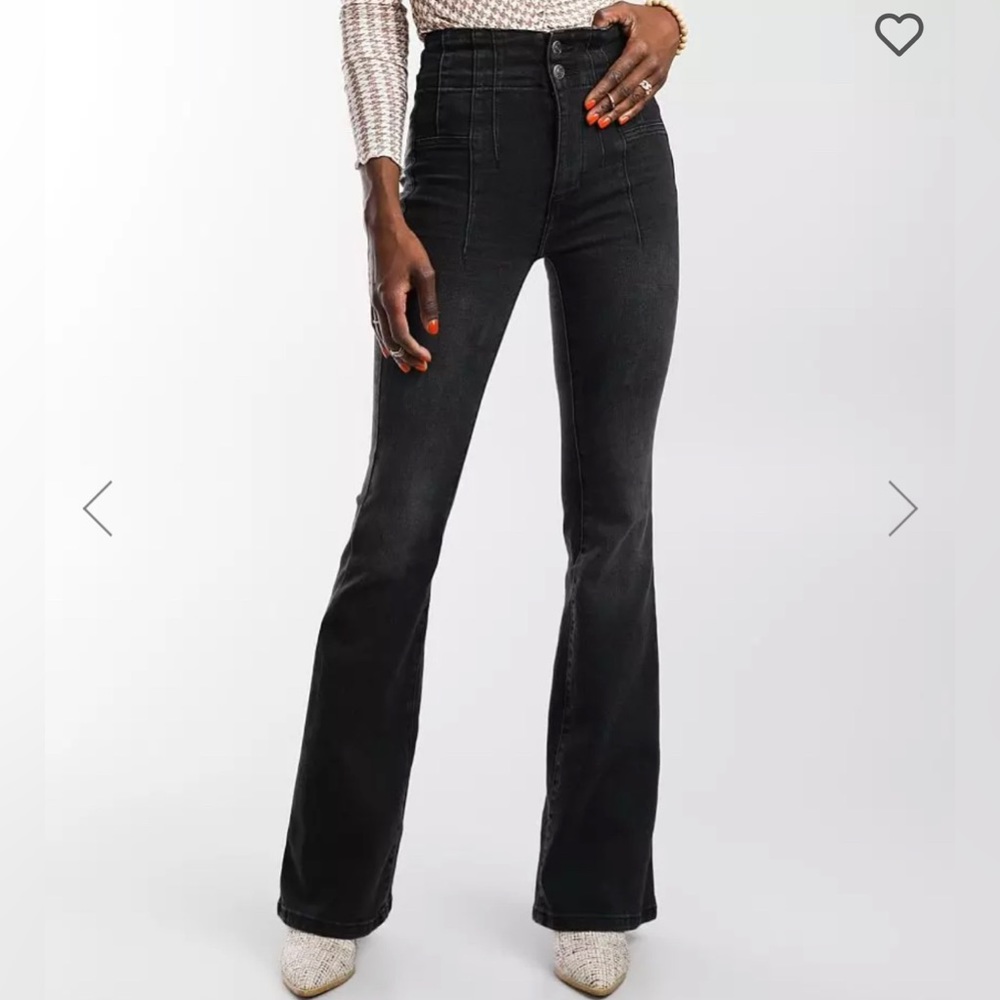 Ultra high rise
Slim through the hip and thigh
22" flared bottom opening